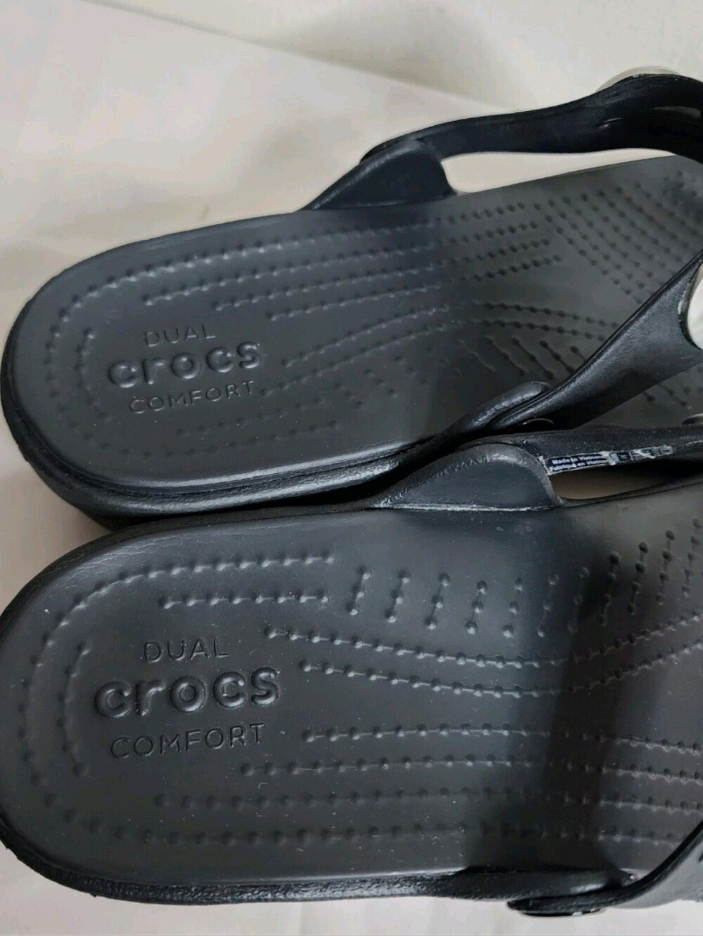 Crocs Sanrah Women’s Metal Silver Hammered Flip Flop Black Wedge Sandals Size 10 - Picture 5 of 9